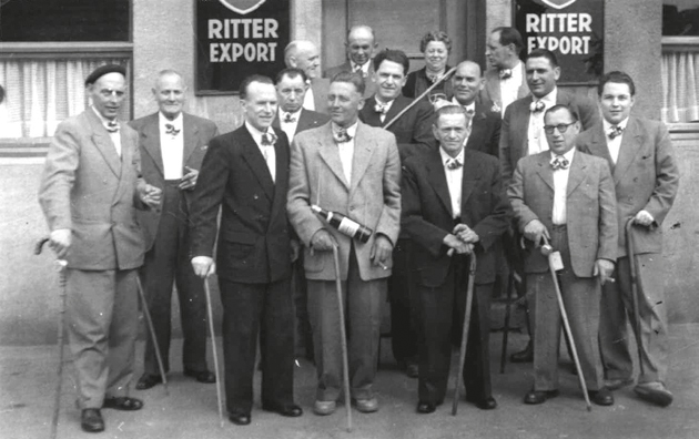 Gruppenfoto vor dem Vereinslokal anläßlich eines Vatertagsausfluges.